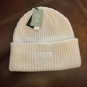 H&M Divided cream beanie
